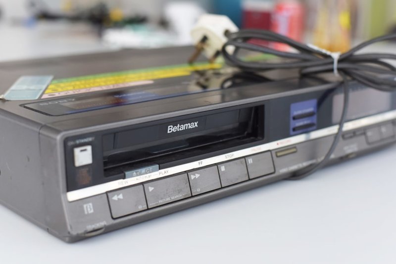 11. Видеомагнитофон Sony Betamax в 70-х годах прошлого века считался быстрым и очень качественным устройством. Вот только формат Betamax уступил в популярности VHS. Тем не менее компания Sony аж до 2002 года выпускала этот плеер. Вот упрямые! 