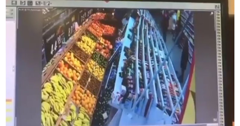 Эффектно посыпались: обрушение стеллажей в супермаркете попало на видео