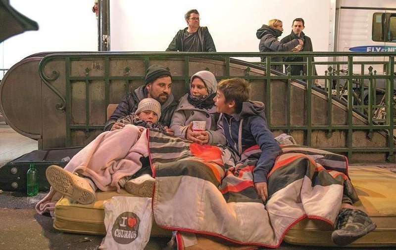 Французский фотограф снимает мигрантов, оставшихся  без крыши над головой
