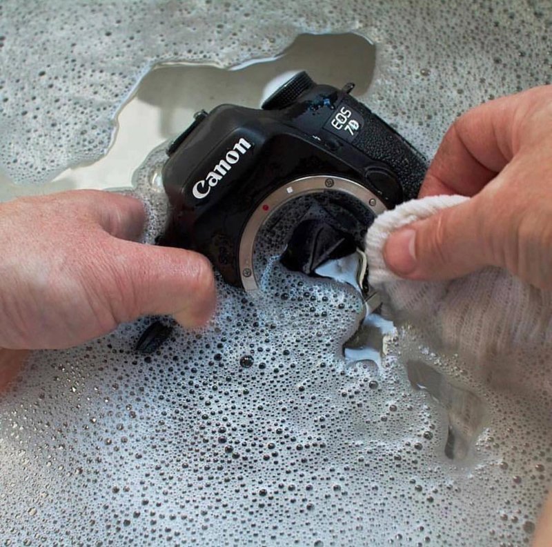 И если водозащита в современных камерах вполне позволяет вылить на них стакан воды, то вот такой «чистки», например, они уж точно не переживут