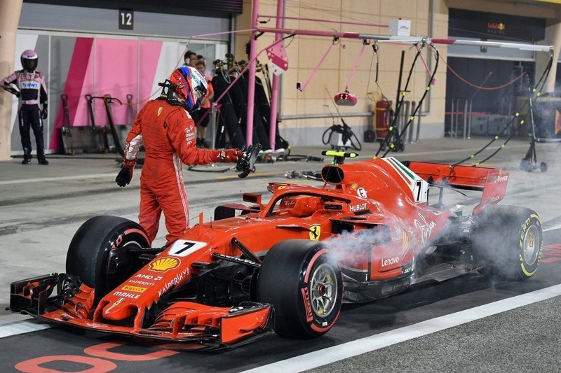 Формула-1: механик Ferrari получил перелом ноги во время пит-стопа
