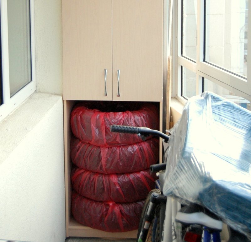 Тем, у кого на балконе есть шкаф, удается без особых проблем хранить резину