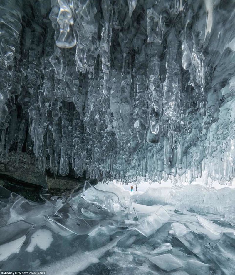 Фантастические ледяные пещеры Байкала в объективе Андрея Грачева