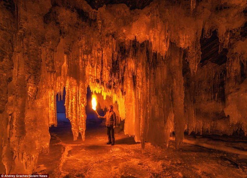 Фантастические ледяные пещеры Байкала в объективе Андрея Грачева