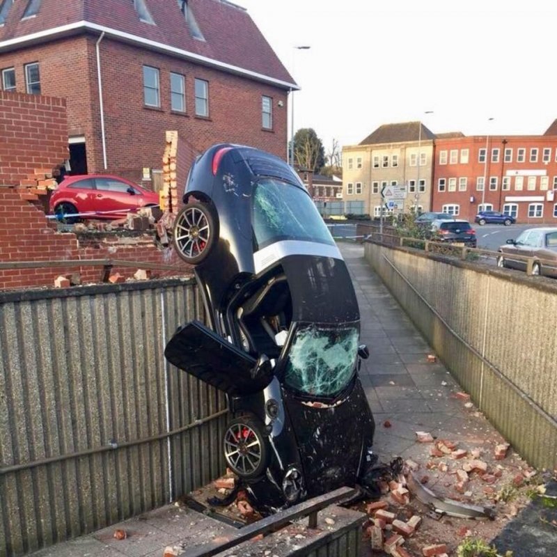 Фото в микроблоге собрало много комментариев, например: "А я думал, что это я плохо паркуюсь".
