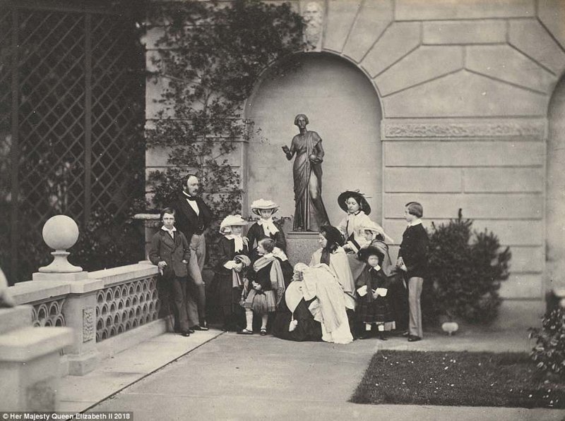 Снимок под названием "Королевская семья в Осборне", сделанный в мае 1857 года Леонидой Калдези. На фото - Королева Виктория, принц Альберт и их девять детей во дворце Осборн-хаус на острове Уайт. Альберт лично курировал дизайн Осборн-хаус.