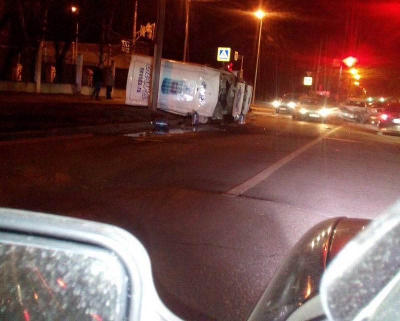Авария дня. Фургон столкнулся с кроссовером и сбил пешехода в Нижнем Новгороде