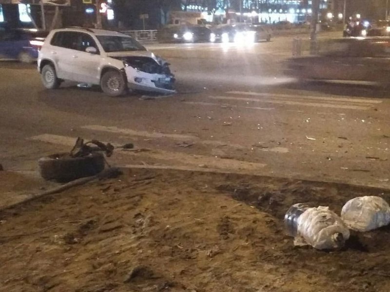 Авария дня. Фургон столкнулся с кроссовером и сбил пешехода в Нижнем Новгороде