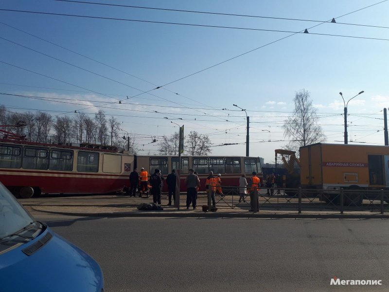В Санкт-Петербурге трамвай с пассажирами слетел с рельсов