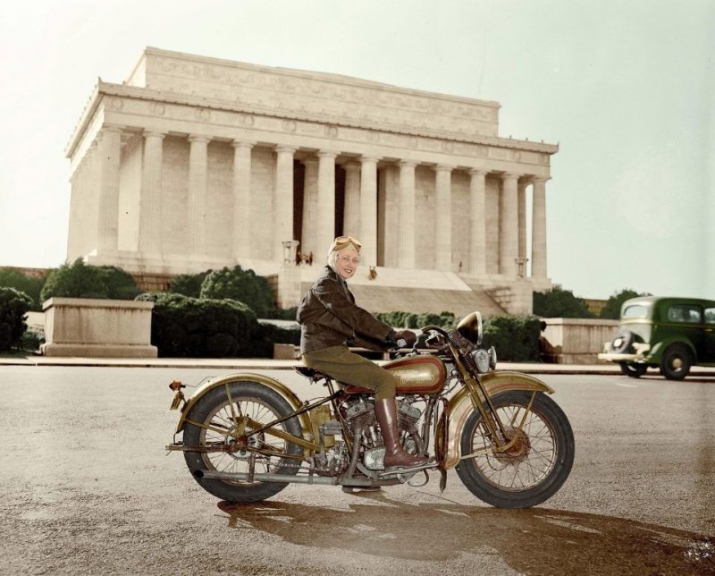 Салли Холтерман была первой женщиной, получившей права на мотоцикл в Вашингтоне, округ Колумбия, в 1937 году