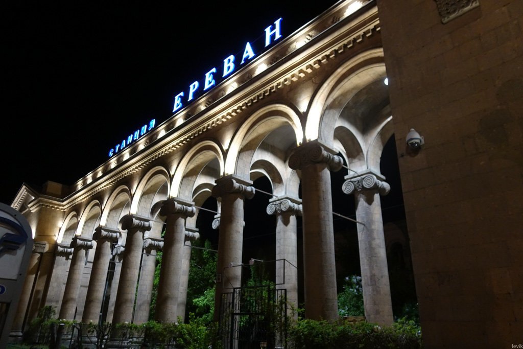 Ереван вокзал. Железнодорожный вокзал Ереван. ЖД станция Ереван. ЖД вокзал Ереван. Железнодорожный вокзал Тбилиси.