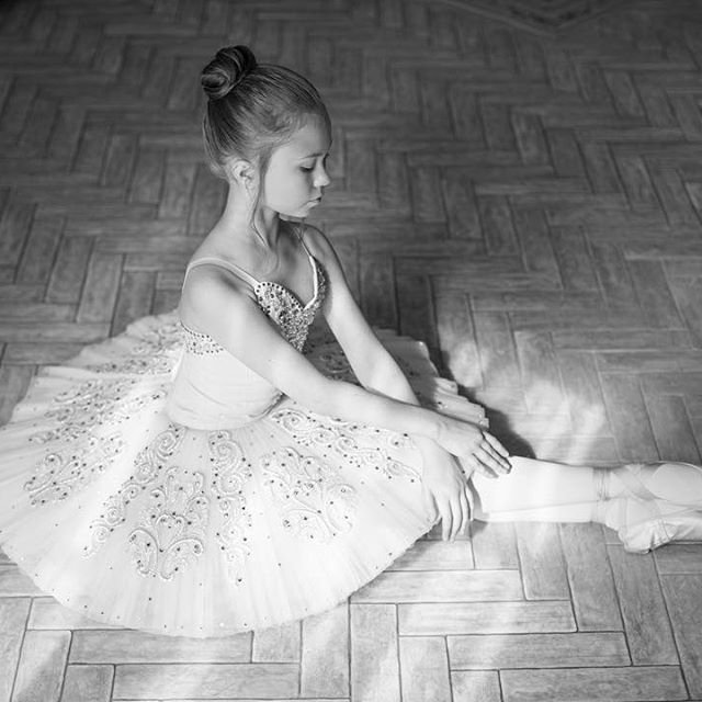 Юная балерина из России прогибает ноги так, что они похожи на сабли