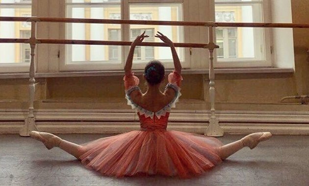 Юная балерина из России прогибает ноги так, что они похожи на сабли