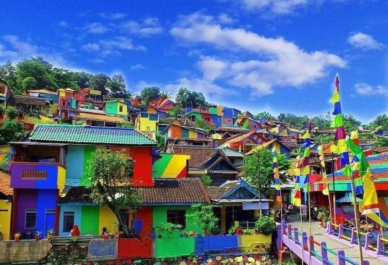 В Индонезии жители раскрасили целую деревню интересное, искусство, мир, путешествия, разукрашенные, улицы, художество