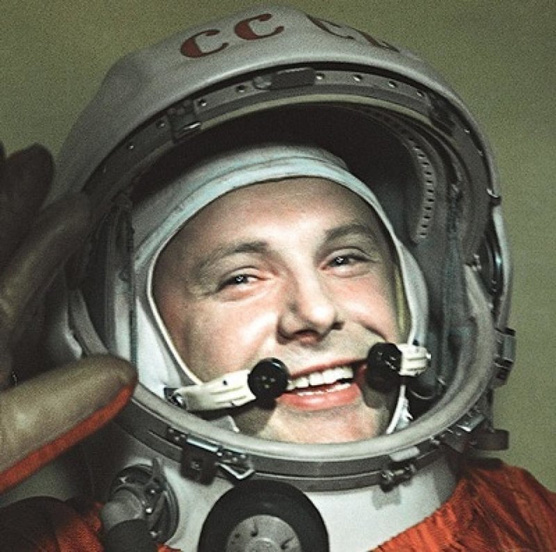 Первый космонавт в открытом космосе гагарин. Ю А Гагарин первый космонавт.