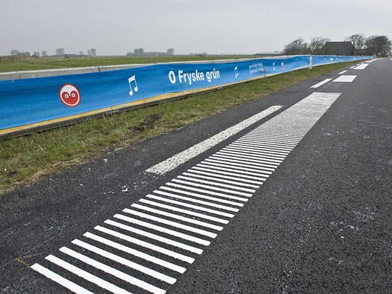 В Нидерландах власти сделали «музыкальную» дорогу и сразу же демонтировали её
