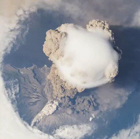 Извержение вулкана с МКС