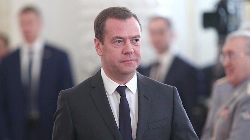 Медведев предложил запретить покупку американских товаров