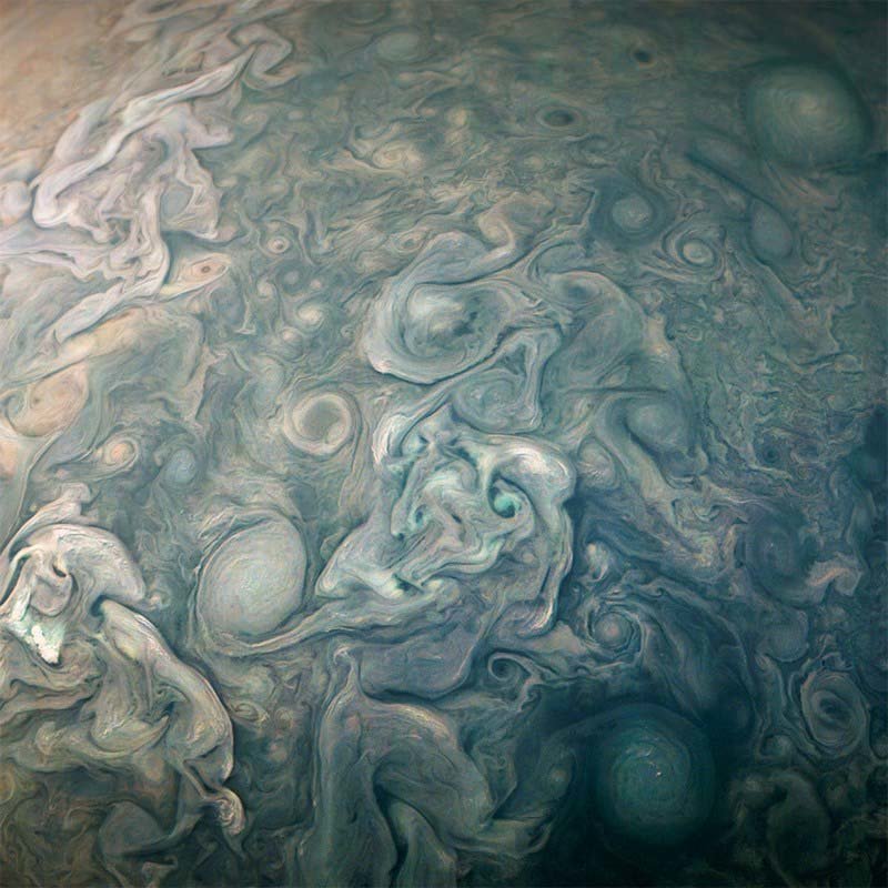 Химические вещества вроде аммиака многим полярным штормам на Юпитере придают сине-зеленый оттенок