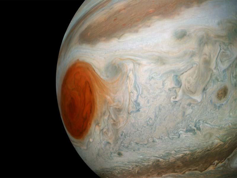 На этом, обработанном Дораном снимке, Большое Красное Пятно похоже на рыже-красный глаз Юпитера