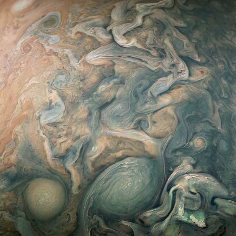 Вблизи полюсов Юпитера штормы особенно неистовы