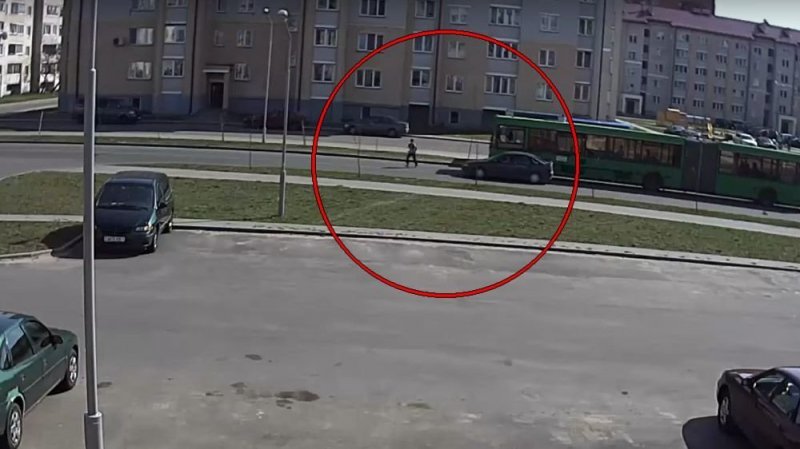 В Беларуси школьник выбежал из-за автобуса и попал под машину