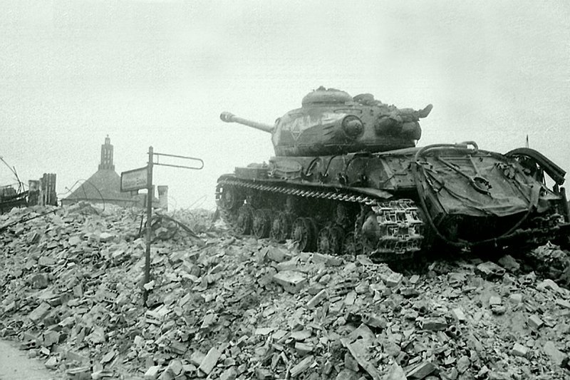 Советский тяжёлый танк ИС-2 в Берлине. Германия. 1945.  Автор: Евгений Халдей