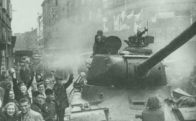 Танк ИС-2 на улице города Моравская Острава в Чехословакии. Жители города приветствуют входящие в город советские войска. Чехословакия, май 1945 