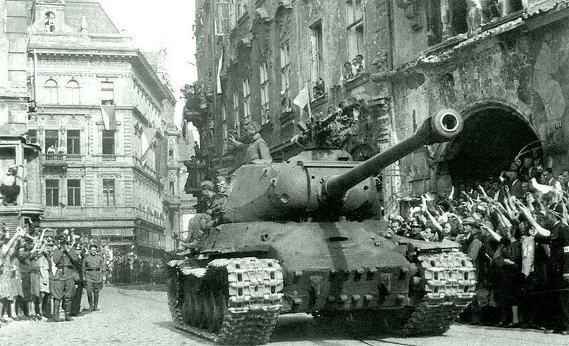 Танк ИС-2 1-го Чехословацкого армейского корпуса (чехословацкое общевойсковое соединение в составе 4-го Украинского фронта Красной Армии) в центре Праги. Чехословакия, 10.05.1945 