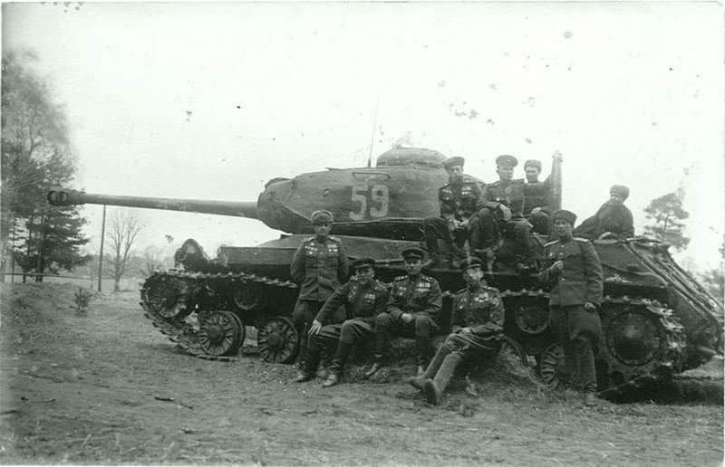 Командный состав 88-го отдельного гвардейского тяжелого танкового полка и танк ИС-2. Апрель 1945 Автор: Курамшин