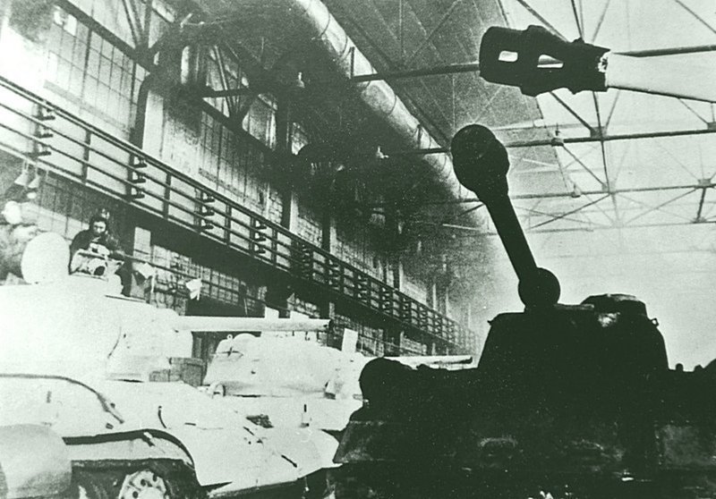 Танки Т-34 и ИС-2 в цехе Челябинского Кировского завода перед отправкой на фронт. Завод получил неофициальное название «Танкоград». Челябинск, 1944 