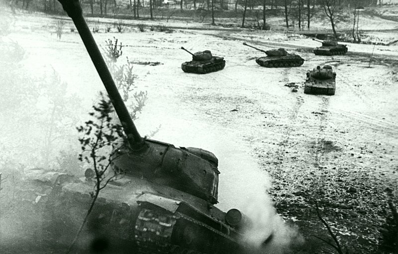 Советские танки ИС-2 75-го гвардейского тяжелого танкового полка 3-го Белорусского фронта преодолевают подъем в Восточной Пруссии. Германия, январь 1945 