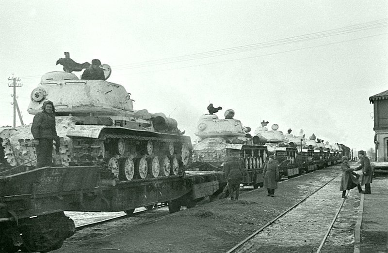 Советские тяжелые танки ИС-2 на железнодорожных платформах отправляются на фронт.  1945 Автор: Александр Моклецов