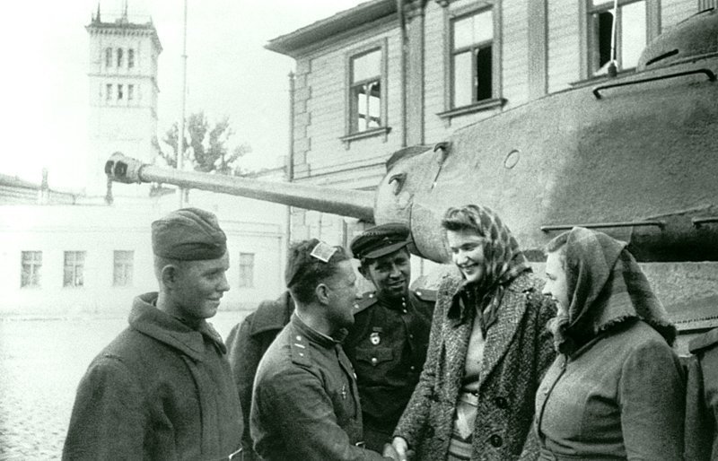 Жительницы освобожденной Риги беседуют с офицерами РККА возле танка ИС-2.  1944. Автор: Сергей Лоскутов