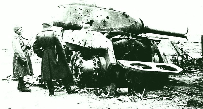 Красноармейцы рассматривают танк ИС-2 подбитый немецкой артиллерией. У офицера, по достаточно распространенной традиции, в качестве пистолетного ремешка использован шомпол-протяжка от карабина Kar.98k.  Венгрия, январь-февраль, 1945 