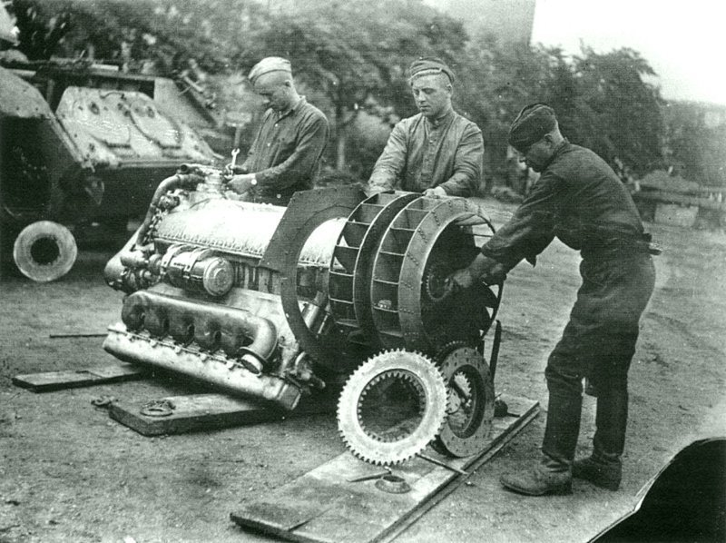Красноармейцы за ремонтом двигателя тяжелого танка ИС-2.