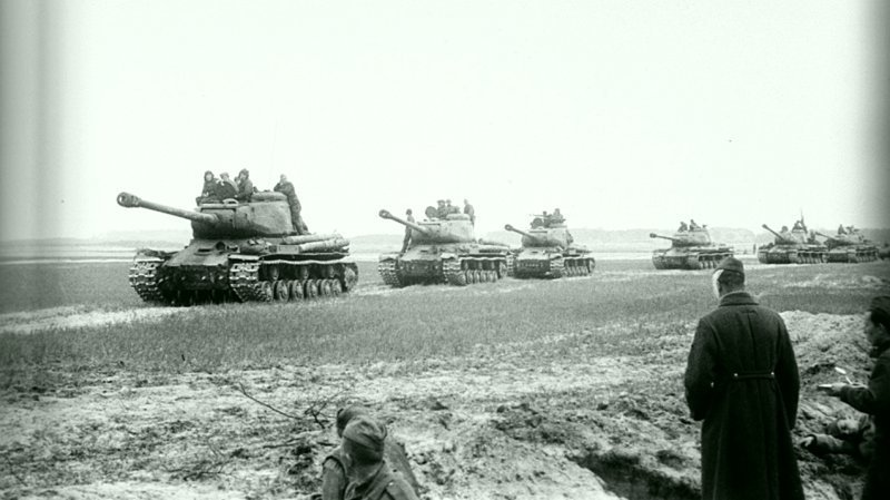 Колонна советских тяжелых танков ИС-2 под Берлином.  Германия, 1945.  Автор: Борис Боровских