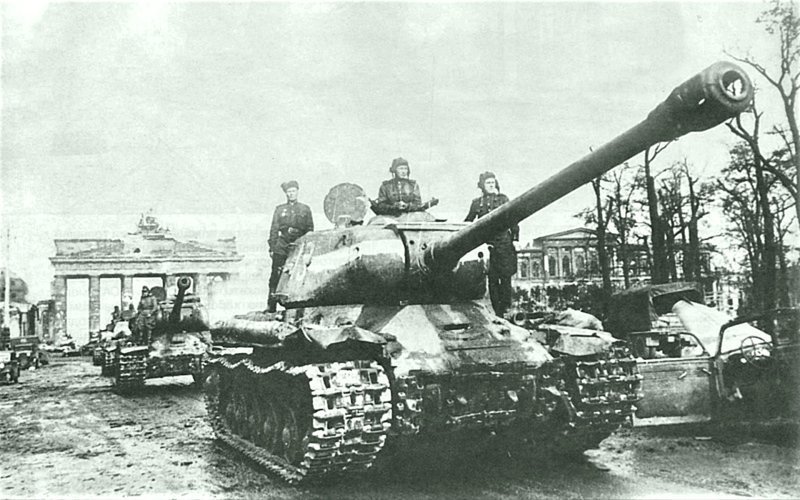 Колонна советских тяжелых танков ИС-2 в Берлине, вблизи Бранденбургских ворот.  Апрель 1945