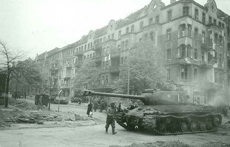 Советские тяжелые танки ИС-2 на Проскауэр штрассе (Proskauer str.) в Берлине. Германия, май 1945. Автор: Георгий Самсонов