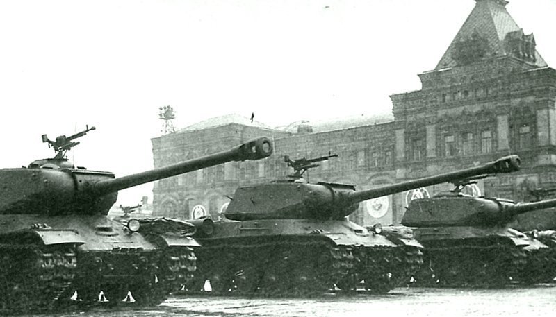 Тяжелые танки ИС-2 проходят по Красной площади во время парада в честь Победы 24 июня 1945 года.