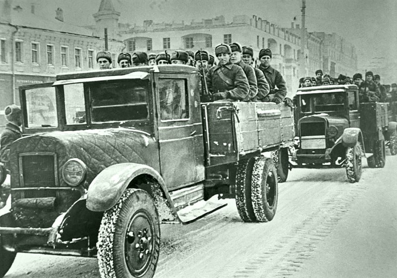 Советские бойцы на грузовиках ЗиС-5 из Москвы отправляются на фронт.  Время съемки: 1941.  Автор: Наум Грановский
