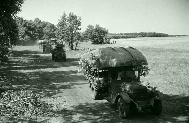 Автомобильная колонна советского тяжелого понтонного парка Н2П образца 1932 г. на марше. На переднем плане носовой полупонтон, загруженный на специальный автомобиль ЗиС-5. Автор: Семен Фридлянд.  