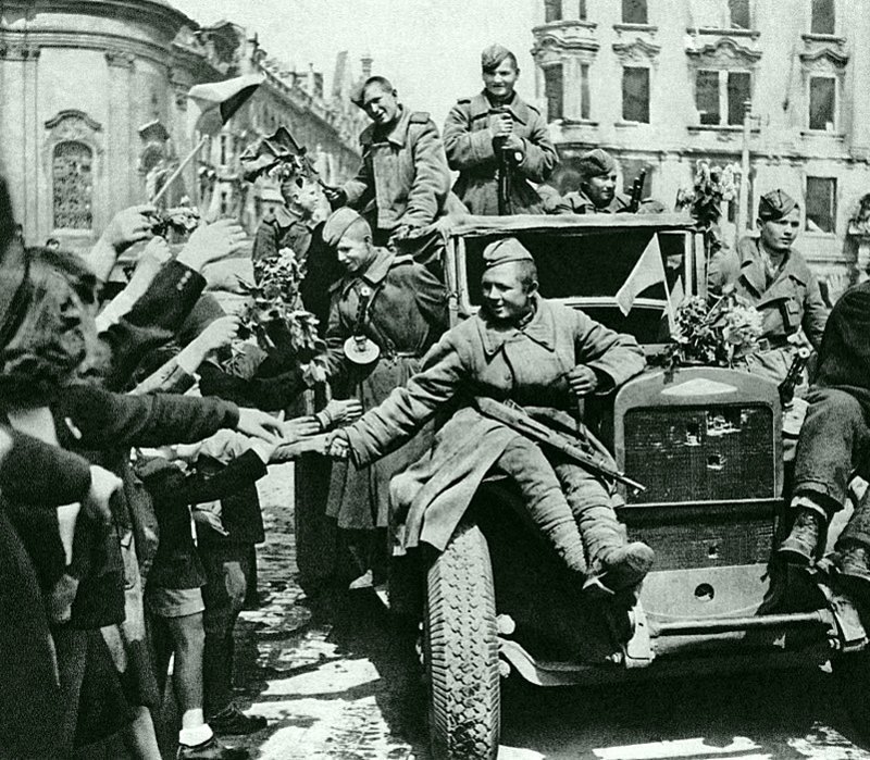 Жители Праги встречают советских солдат-освободителей, едущих на грузовике ЗиС-5.  Место съемки: Прага, Чехословакия.  Время съемки: май 1945
