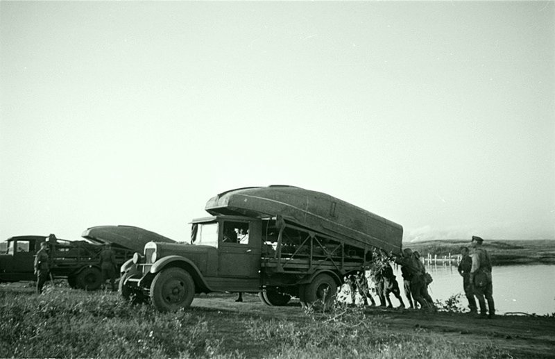 Красноармейцы выгружают лодки с грузовиков ЗиС-5В для переправы через реку южнее Воронежа. Автор: Семен Фридлянд. 