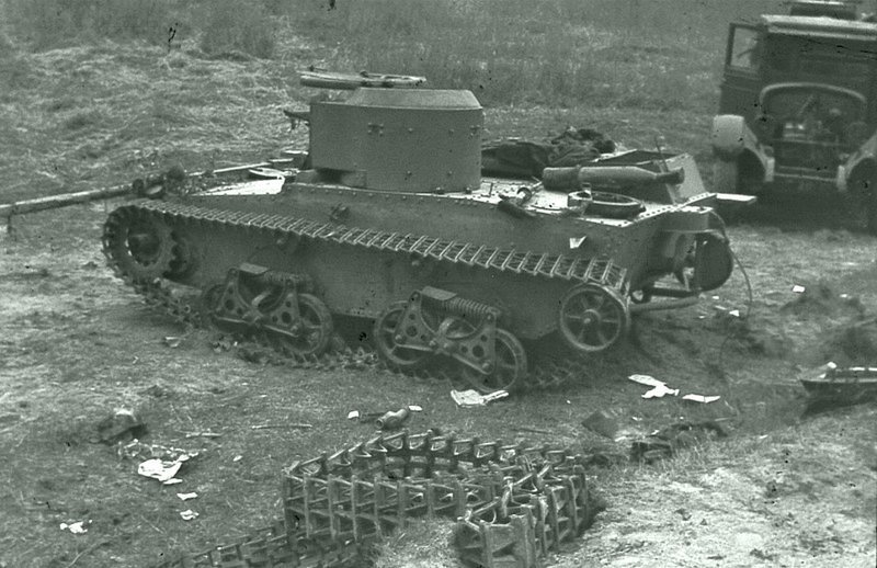 Подбитые советские плавающий танк Т-38 и грузовик ЗиС-5.  Время съемки: 1941.