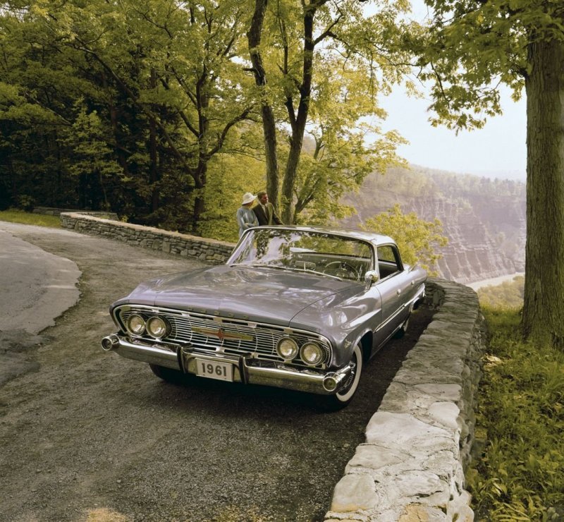 Надо сказать, что и линейка полноразмерных Dodge 1961 года не отличалась особой элегантностью. Но дальше все будет еще страшнее… На снимке топовый Dodge Polara 1961