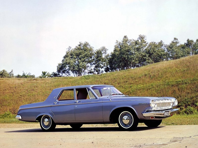 А вот это Dodge 330 1963 года – вновь нормально фулсайзовый, без надуманной ерунды во внешности. Успех этой машины, дизайн которой, к слову, также принадлежит Экснеру, вернул Chrysler в большую игру