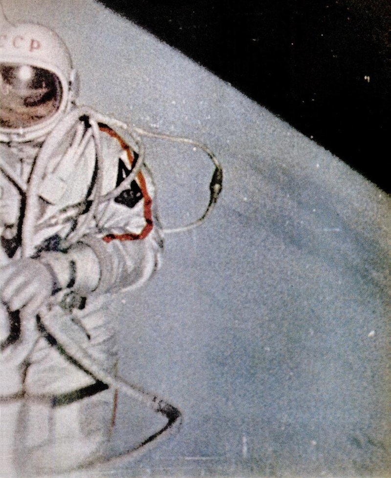Космонавт леонов фото в космосе