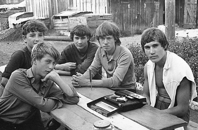 7. Молодежь Углекаменска слушает музыку во дворе, 1973 год