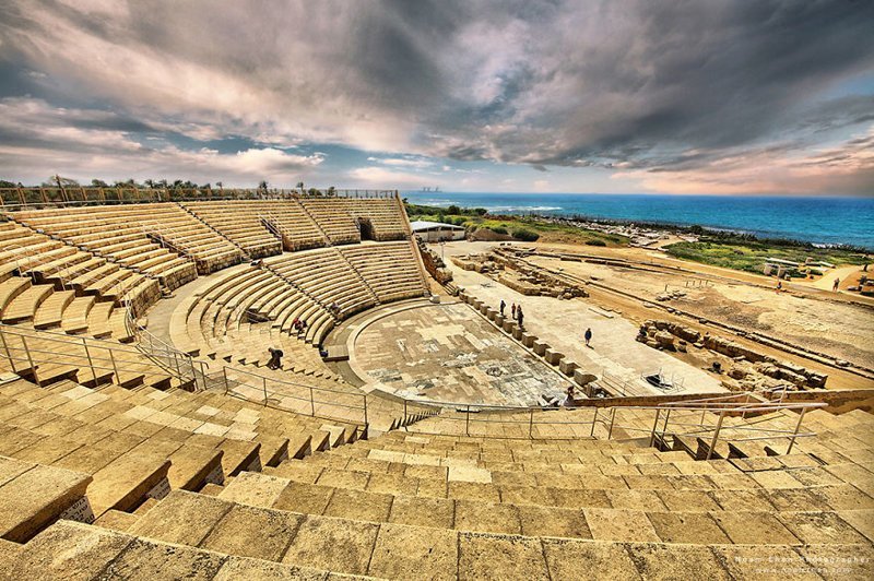 Практически театр Диониса в Афинах. Только это древний колизей в Национальном парке Кесарии, общины в Израиле